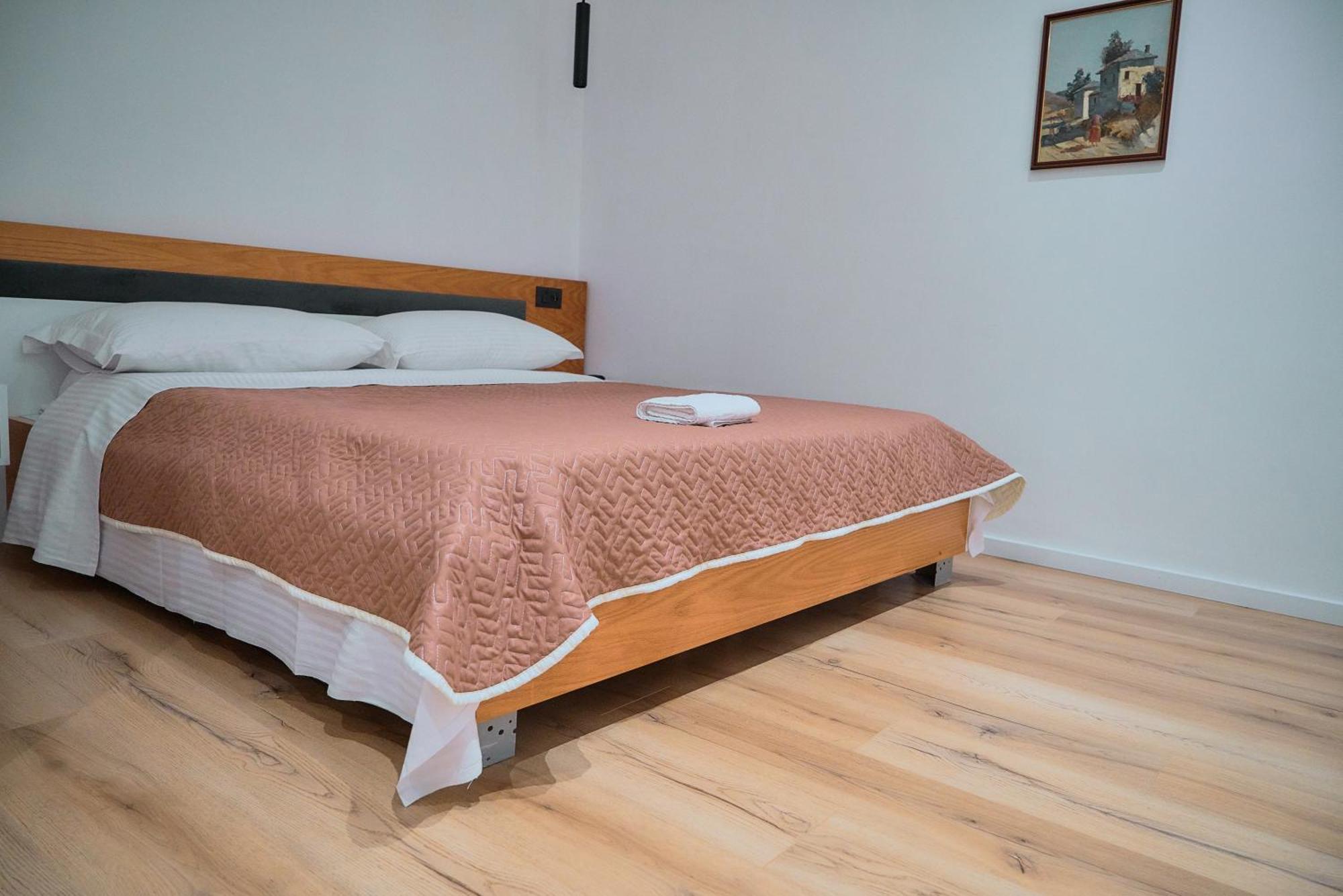 Kalpazo Inn Tirana Esterno foto