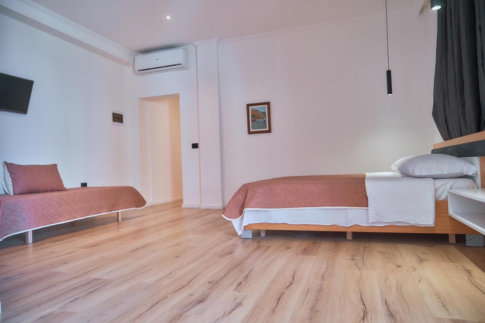 Kalpazo Inn Tirana Esterno foto